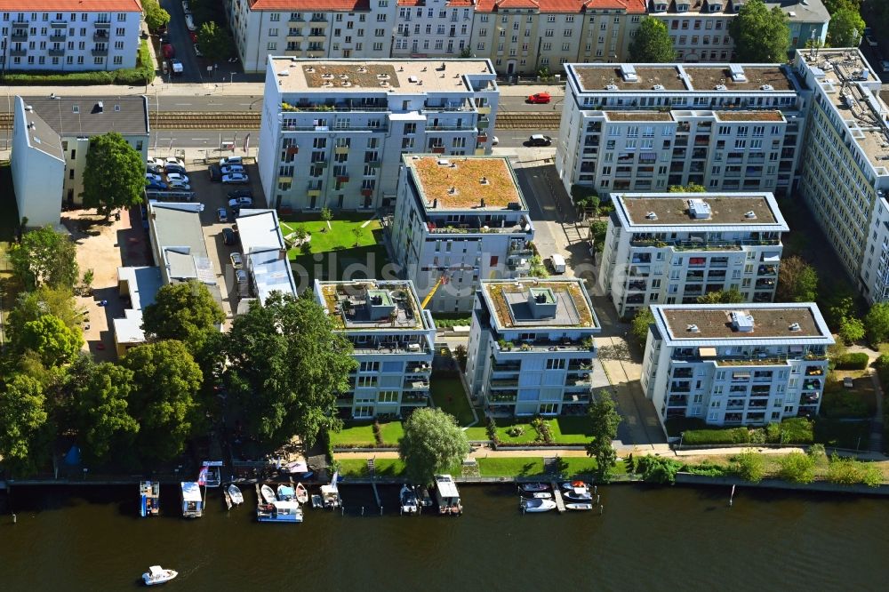 Berlin von oben - Wohngebiet der Mehrfamilienhaussiedlung Am Ufer der Spree - An der Wuhlheide im Ortsteil Köpenick in Berlin
