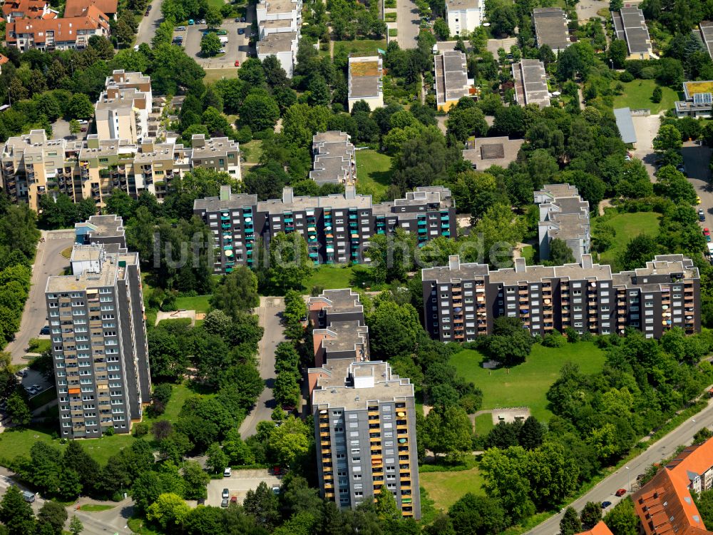 Tübingen von oben - Wohngebiet der Mehrfamilienhaussiedlung am Weidenweg - Ulmenweg, umgeben von der Straße Berliner Ring in Tübingen im Bundesland Baden-Württemberg, Deutschland