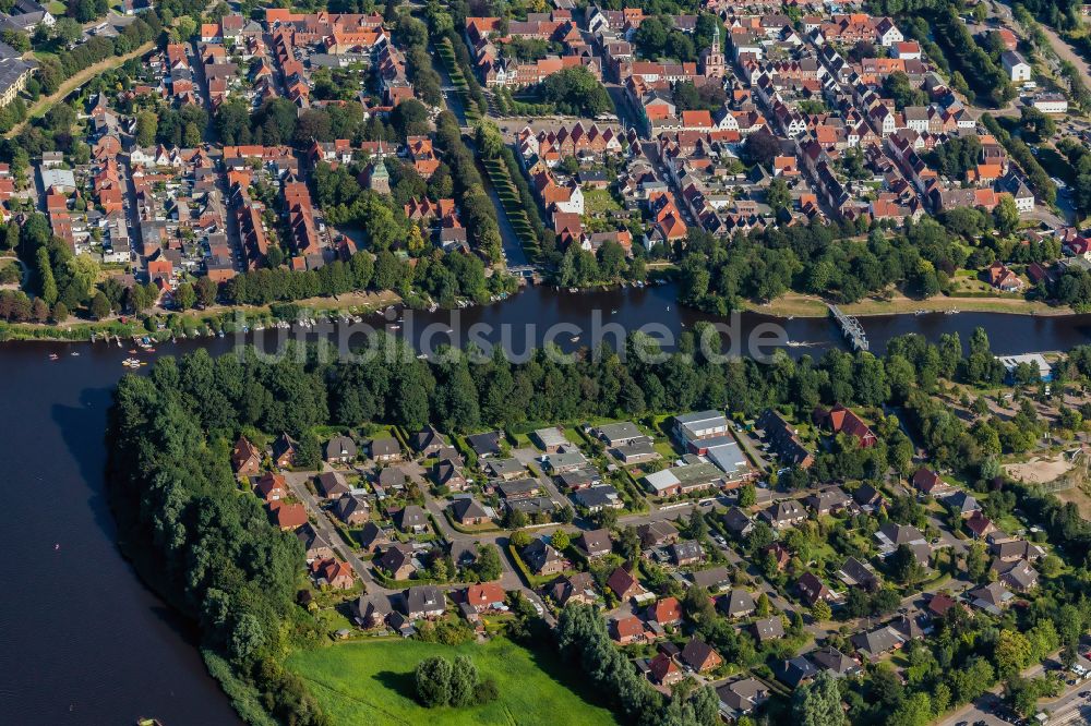 Luftaufnahme Friedrichstadt - Wohngebiet der Mehrfamilienhaussiedlung am Westersielzug - Kanal in Friedrichstadt im Bundesland Schleswig-Holstein, Deutschland