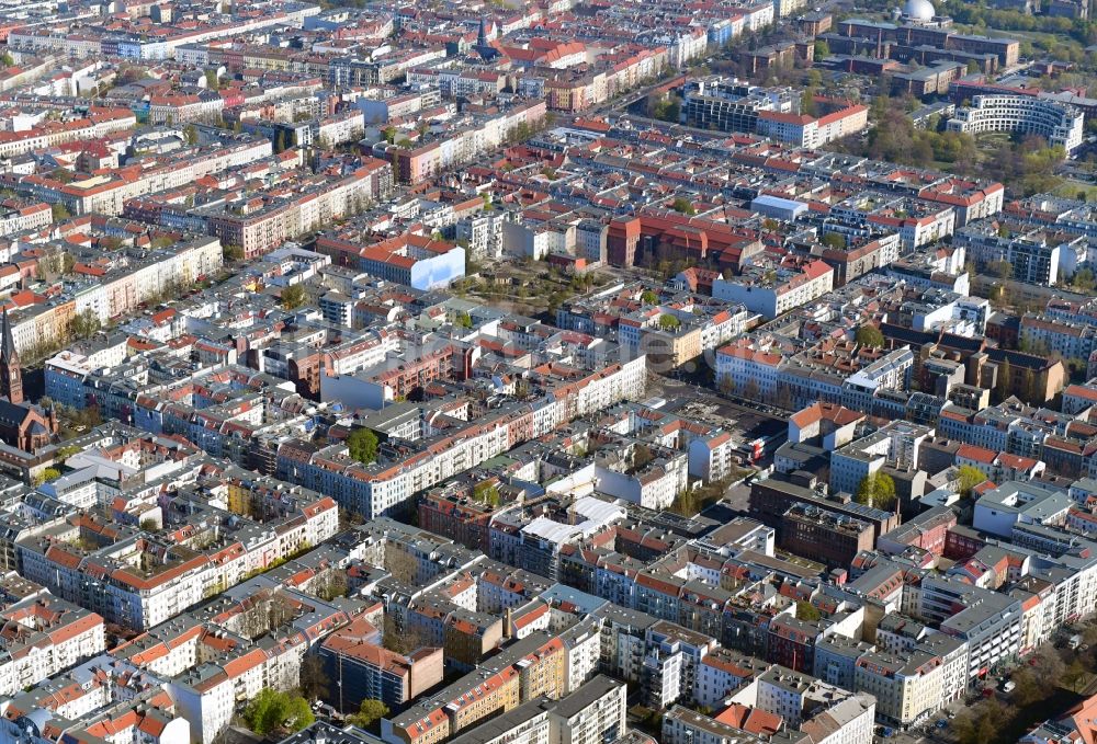 Luftaufnahme Berlin - Wohngebiet der Mehrfamilienhaussiedlung Winsviertel im Ortsteil Prenzlauer Berg in Berlin, Deutschland