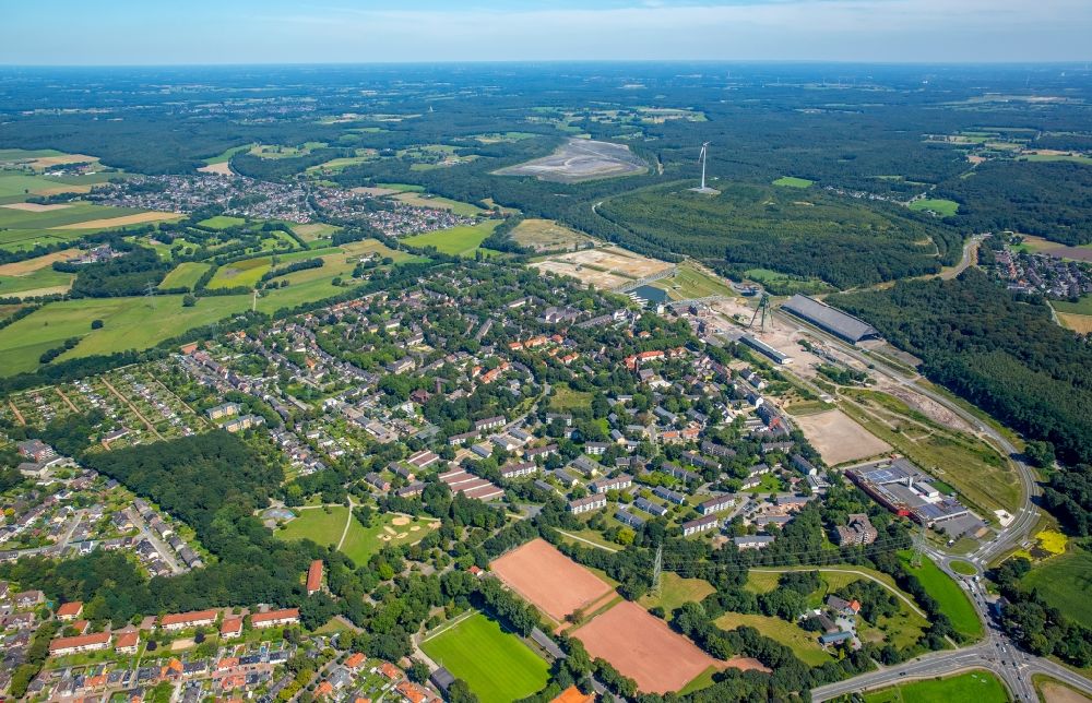 Dinslaken von oben - Wohngebiet einer Mehrfamilienhaussiedlung Zechensiedlung Lohberg in Dinslaken im Bundesland Nordrhein-Westfalen