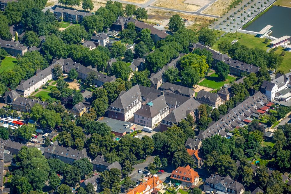 Luftaufnahme Dinslaken - Wohngebiet einer Mehrfamilienhaussiedlung Zechensiedlung Lohberg in Dinslaken im Bundesland Nordrhein-Westfalen