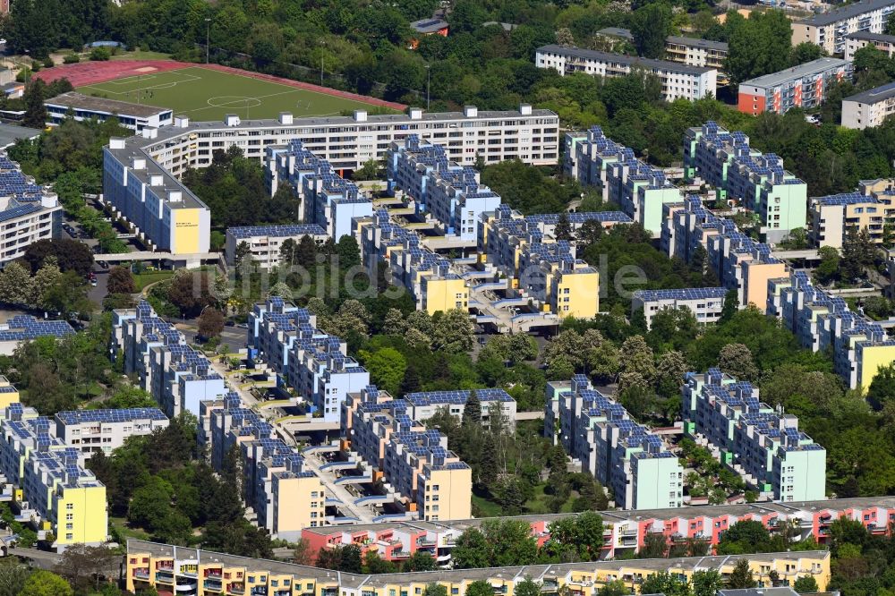 Berlin aus der Vogelperspektive: Wohngebiet einer Mehrfamilienhaussiedlung zwischen Goldammerstraße und Lipschitzallee in Berlin, Deutschland