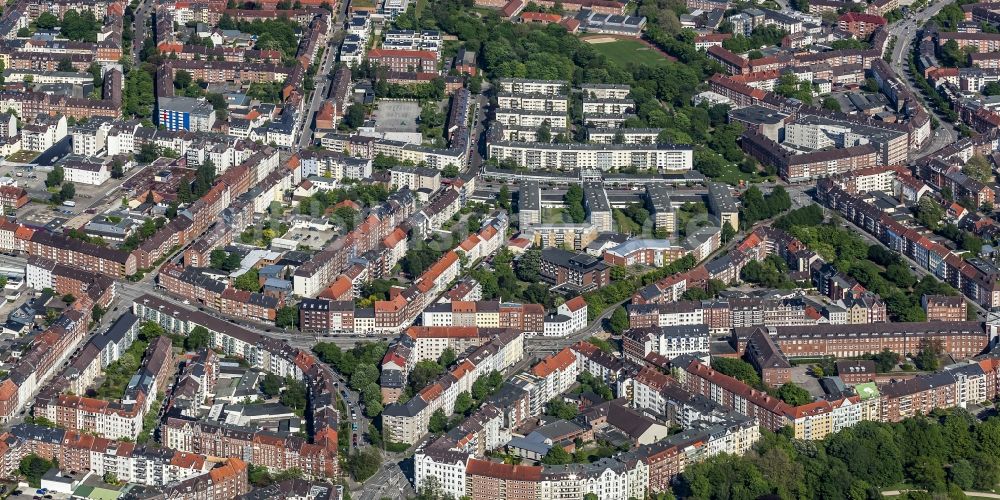 Luftaufnahme Kiel - Wohngebiet mit Mehrfamilienhäusern westlicher und zentraler Stadtteile in Kiel im Bundesland Schleswig-Holstein, Deutschland