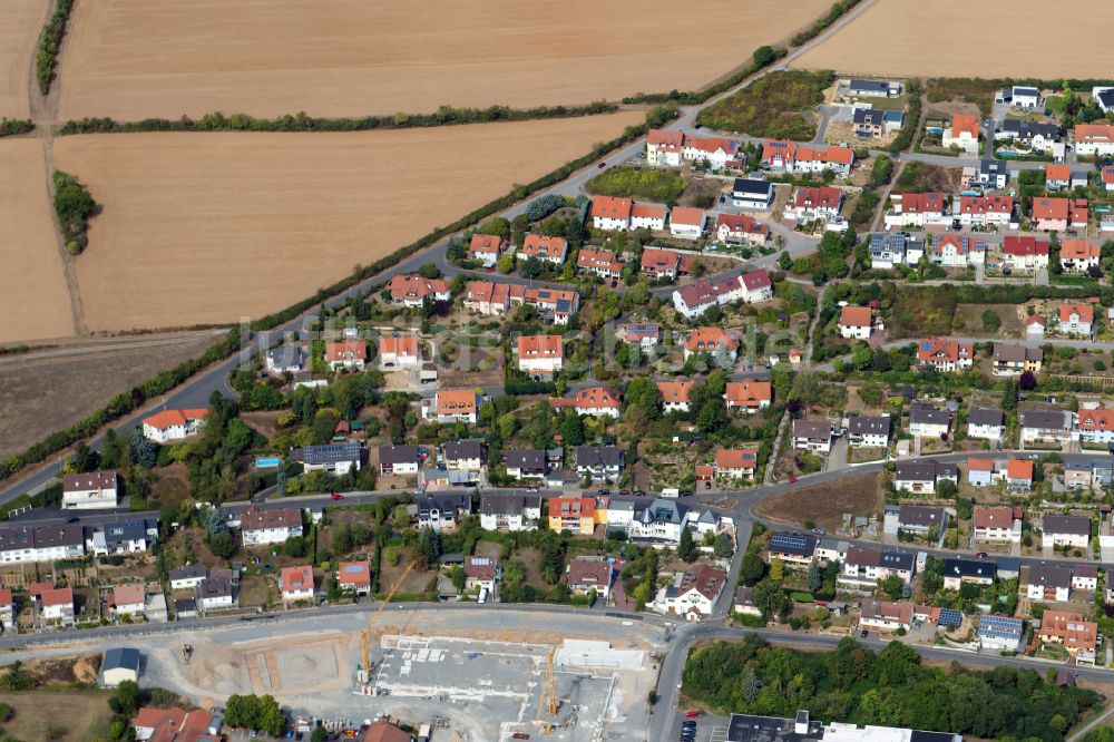Arnstein von oben - Wohngebiet - Mischbebauung der Mehr- und Einfamilienhaussiedlung in Arnstein im Bundesland Bayern, Deutschland