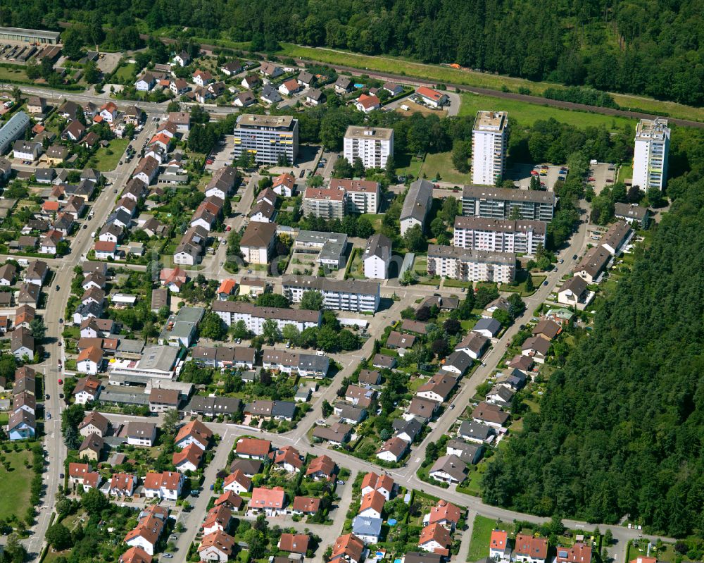 Büchig von oben - Wohngebiet - Mischbebauung der Mehr- und Einfamilienhaussiedlung in Büchig im Bundesland Baden-Württemberg, Deutschland