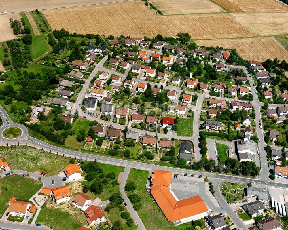 Berwangen von oben - Wohngebiet - Mischbebauung der Mehr- und Einfamilienhaussiedlung in Berwangen im Bundesland Baden-Württemberg, Deutschland