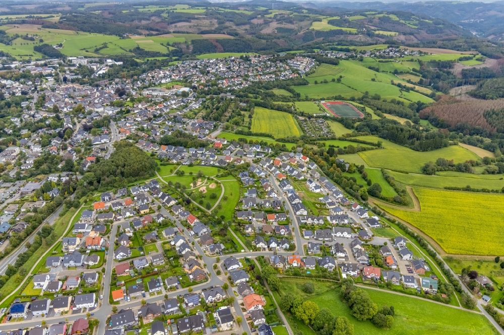 Luftaufnahme Breckerfeld - Wohngebiet - Mischbebauung der Mehr- und Einfamilienhaussiedlung in Breckerfeld im Bundesland Nordrhein-Westfalen, Deutschland