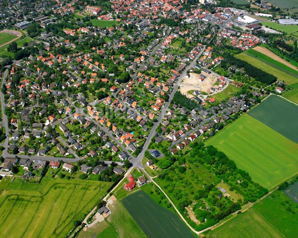 Dransfeld von oben - Wohngebiet - Mischbebauung der Mehr- und Einfamilienhaussiedlung in Dransfeld im Bundesland Niedersachsen, Deutschland