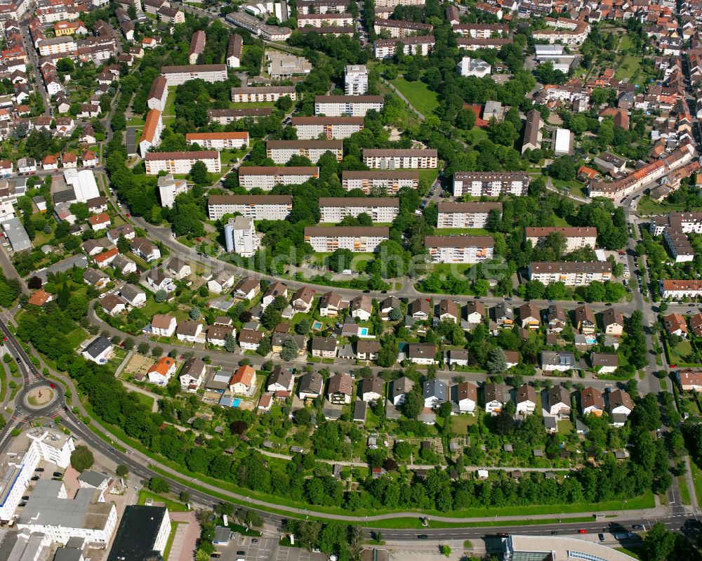 Durlach von oben - Wohngebiet - Mischbebauung der Mehr- und Einfamilienhaussiedlung in Durlach im Bundesland Baden-Württemberg, Deutschland
