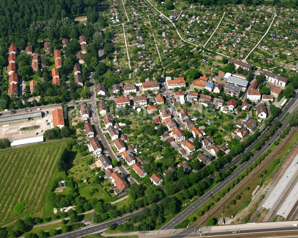 Durlach von oben - Wohngebiet - Mischbebauung der Mehr- und Einfamilienhaussiedlung in Durlach im Bundesland Baden-Württemberg, Deutschland