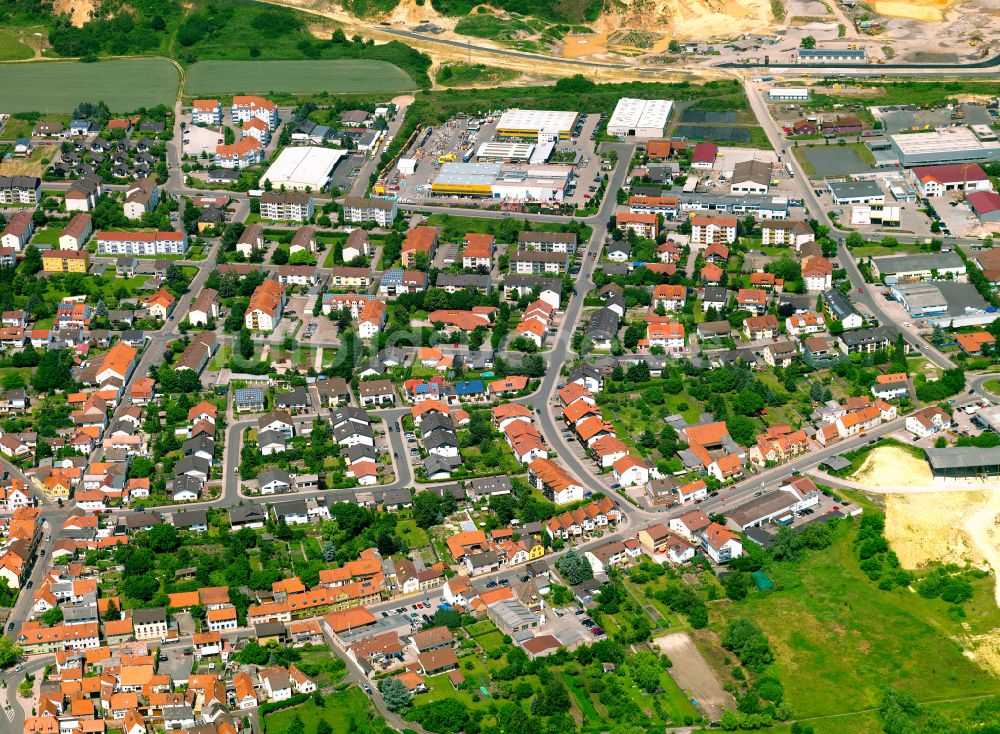 Eisenberg (Pfalz) von oben - Wohngebiet - Mischbebauung der Mehr- und Einfamilienhaussiedlung in Eisenberg (Pfalz) im Bundesland Rheinland-Pfalz, Deutschland