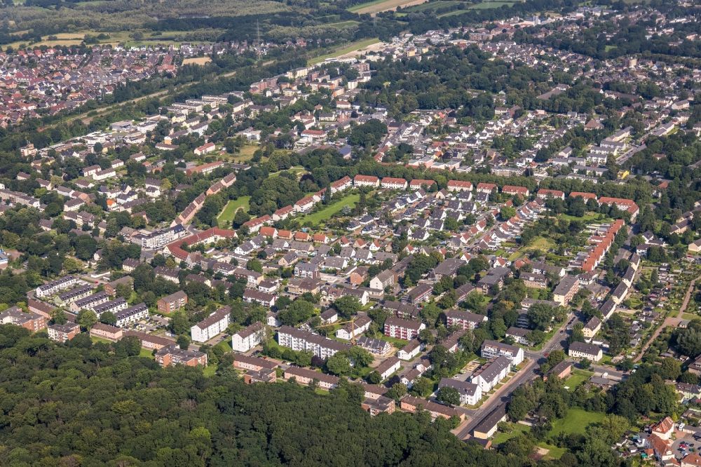 Luftbild Duisburg - Wohngebiet - Mischbebauung der Mehr- und Einfamilienhaussiedlung entlang der Oswaldstraße - Bahnhofstraße in Duisburg im Bundesland Nordrhein-Westfalen, Deutschland