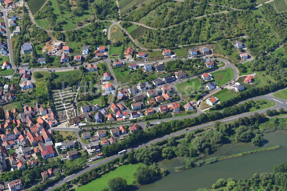 Erlabrunn von oben - Wohngebiet - Mischbebauung der Mehr- und Einfamilienhaussiedlung in Erlabrunn im Bundesland Bayern, Deutschland