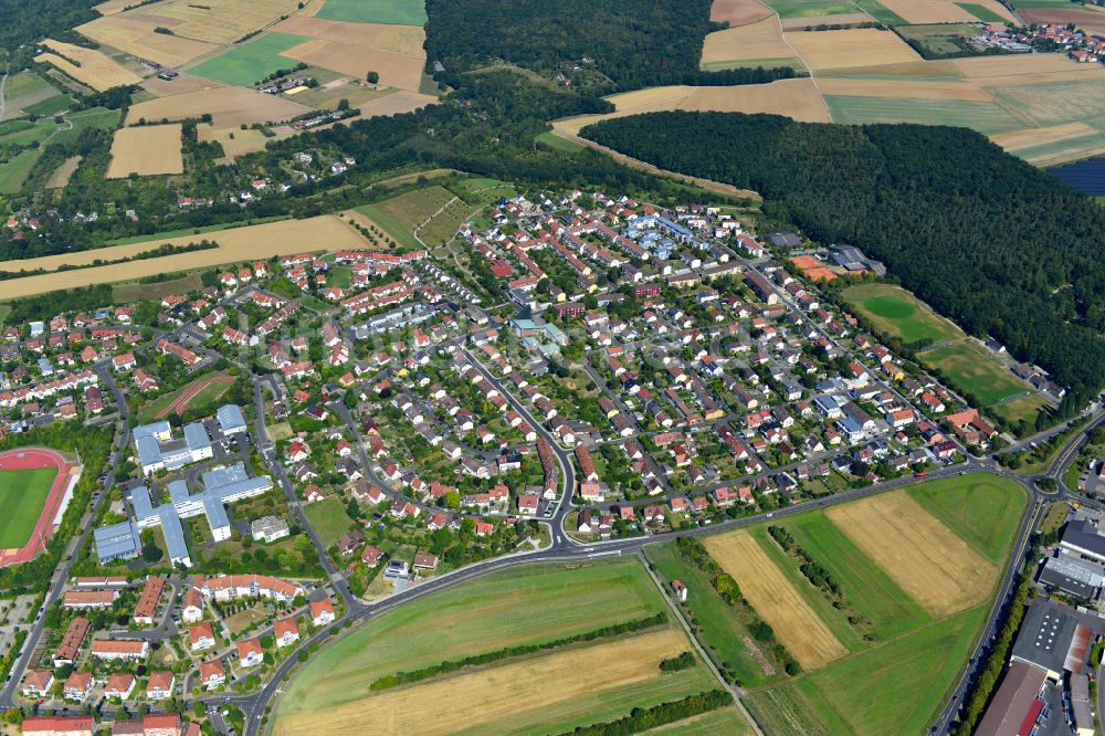 Gadheim von oben - Wohngebiet - Mischbebauung der Mehr- und Einfamilienhaussiedlung in Gadheim im Bundesland Bayern, Deutschland