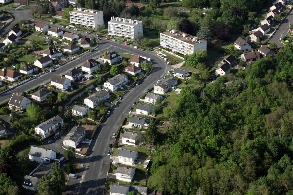 Gien aus der Vogelperspektive: Wohngebiet - Mischbebauung der Mehr- und Einfamilienhaussiedlung in Gien in Centre-Val de Loire, Frankreich