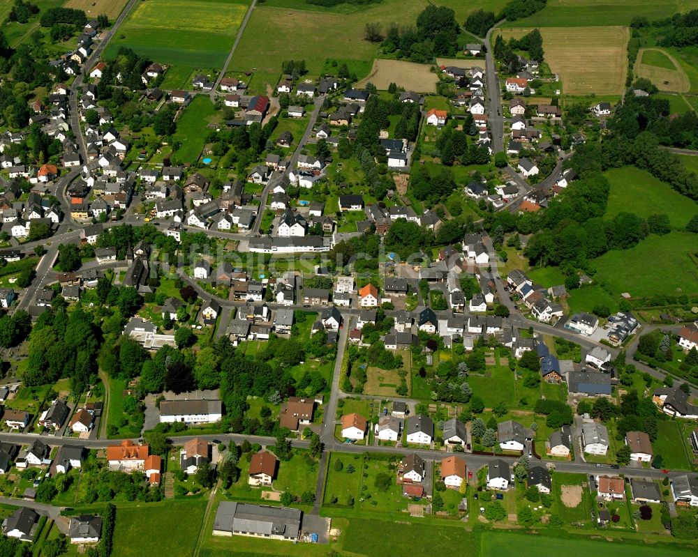 Hausen von oben - Wohngebiet - Mischbebauung der Mehr- und Einfamilienhaussiedlung in Hausen im Bundesland Hessen, Deutschland