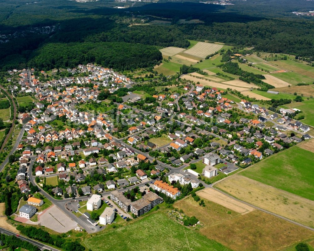 Hausen von oben - Wohngebiet - Mischbebauung der Mehr- und Einfamilienhaussiedlung in Hausen im Bundesland Hessen, Deutschland