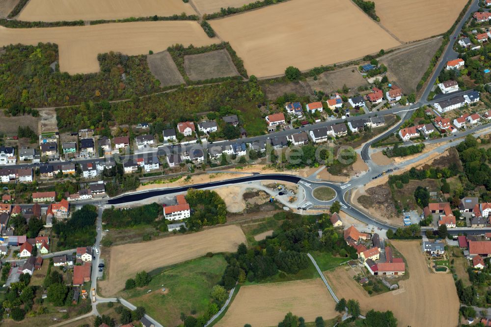Luftaufnahme Heugrumbach - Wohngebiet - Mischbebauung der Mehr- und Einfamilienhaussiedlung in Heugrumbach im Bundesland Bayern, Deutschland