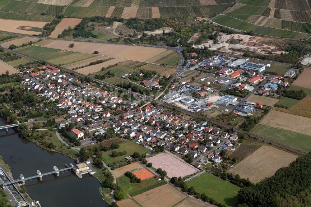 Himmelstadt aus der Vogelperspektive: Wohngebiet - Mischbebauung der Mehr- und Einfamilienhaussiedlung in Himmelstadt im Bundesland Bayern, Deutschland