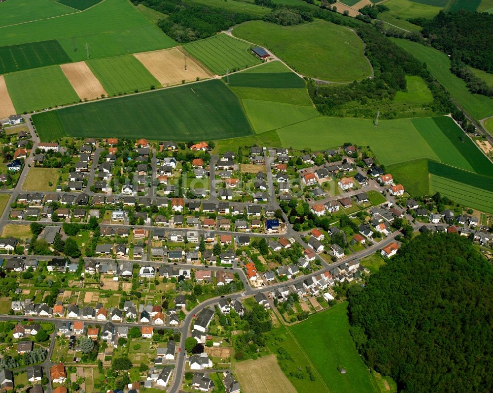 Lindenholzhausen von oben - Wohngebiet - Mischbebauung der Mehr- und Einfamilienhaussiedlung in Lindenholzhausen im Bundesland Hessen, Deutschland
