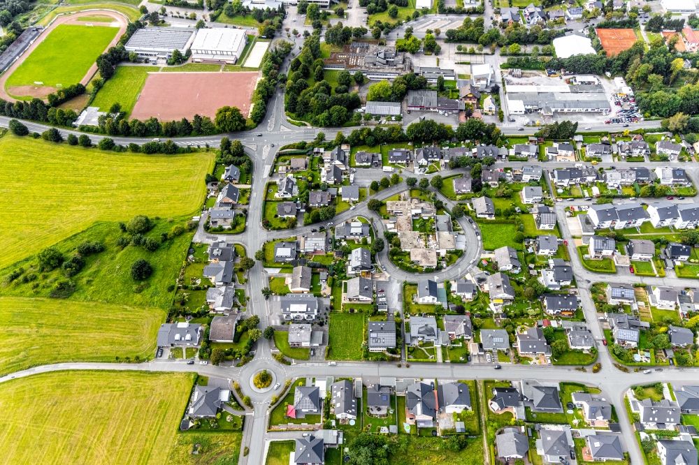 Luftaufnahme Brilon - Wohngebiet - Mischbebauung der Mehr- und Einfamilienhaussiedlung am Müggenborn in Brilon im Bundesland Nordrhein-Westfalen, Deutschland