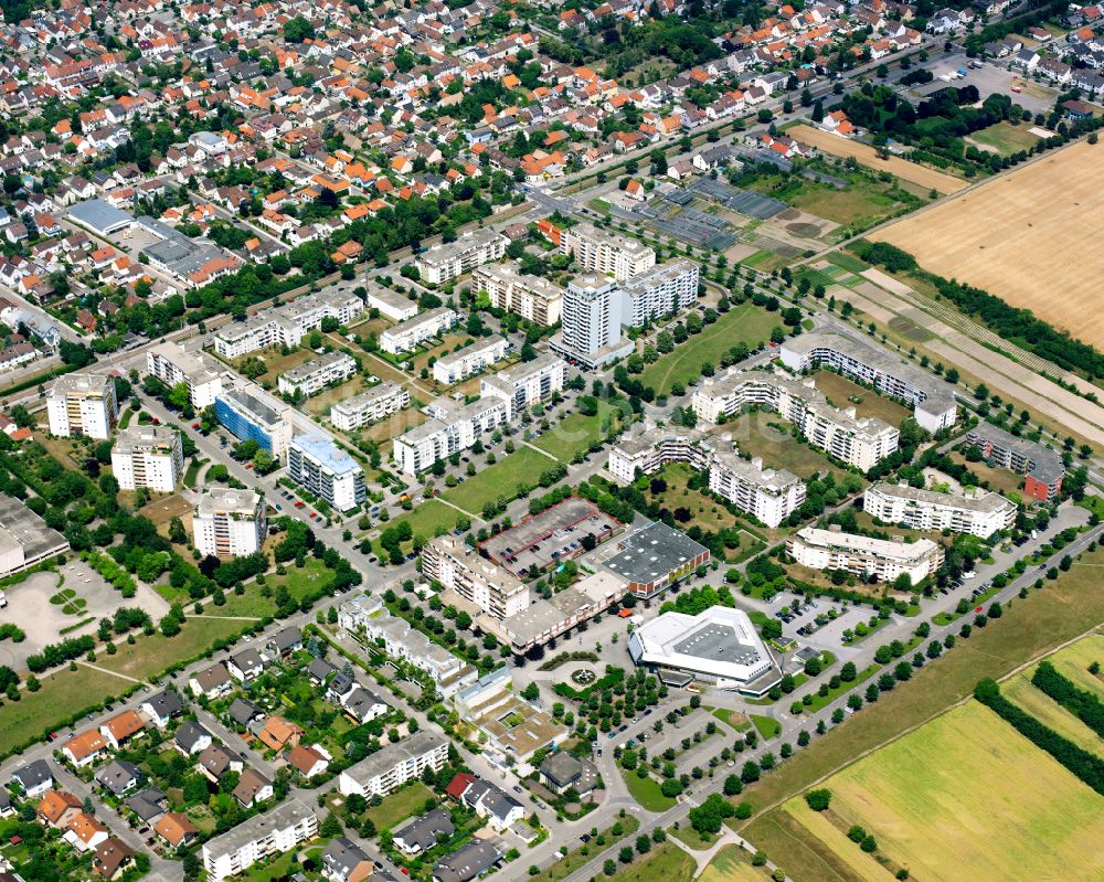 Neureut von oben - Wohngebiet - Mischbebauung der Mehr- und Einfamilienhaussiedlung in Neureut im Bundesland Baden-Württemberg, Deutschland