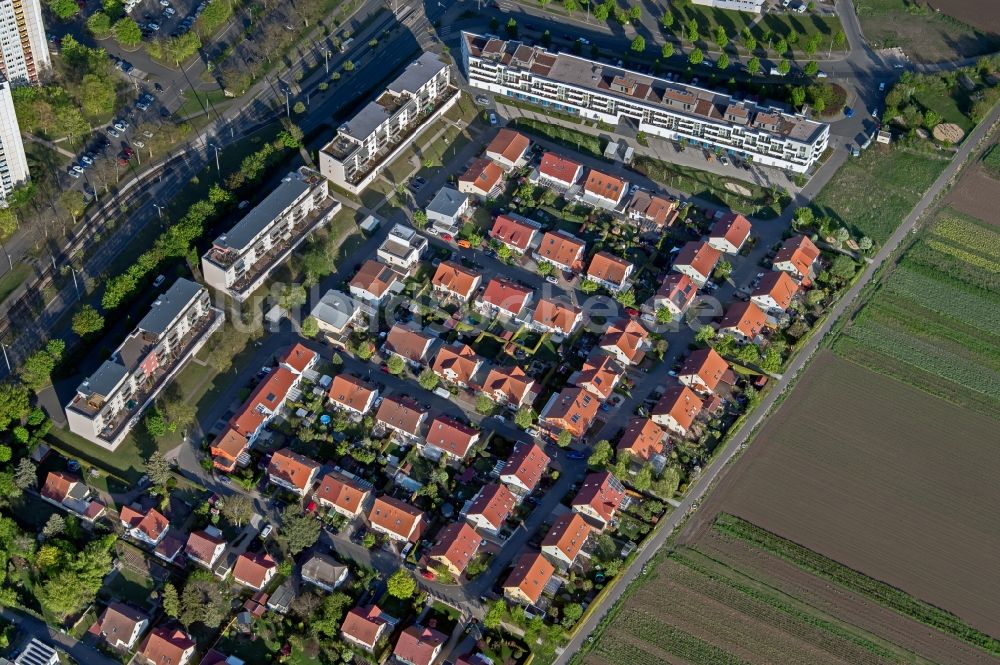Erfurt von oben - Wohngebiet - Mischbebauung der Mehr- und Einfamilienhaussiedlung an der Nordhäuser Straße in Erfurt im Bundesland Thüringen, Deutschland