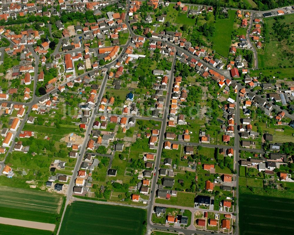Obersuhl von oben - Wohngebiet - Mischbebauung der Mehr- und Einfamilienhaussiedlung in Obersuhl im Bundesland Hessen, Deutschland