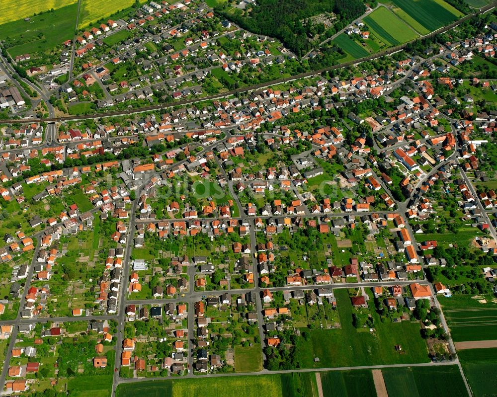 Obersuhl aus der Vogelperspektive: Wohngebiet - Mischbebauung der Mehr- und Einfamilienhaussiedlung in Obersuhl im Bundesland Hessen, Deutschland