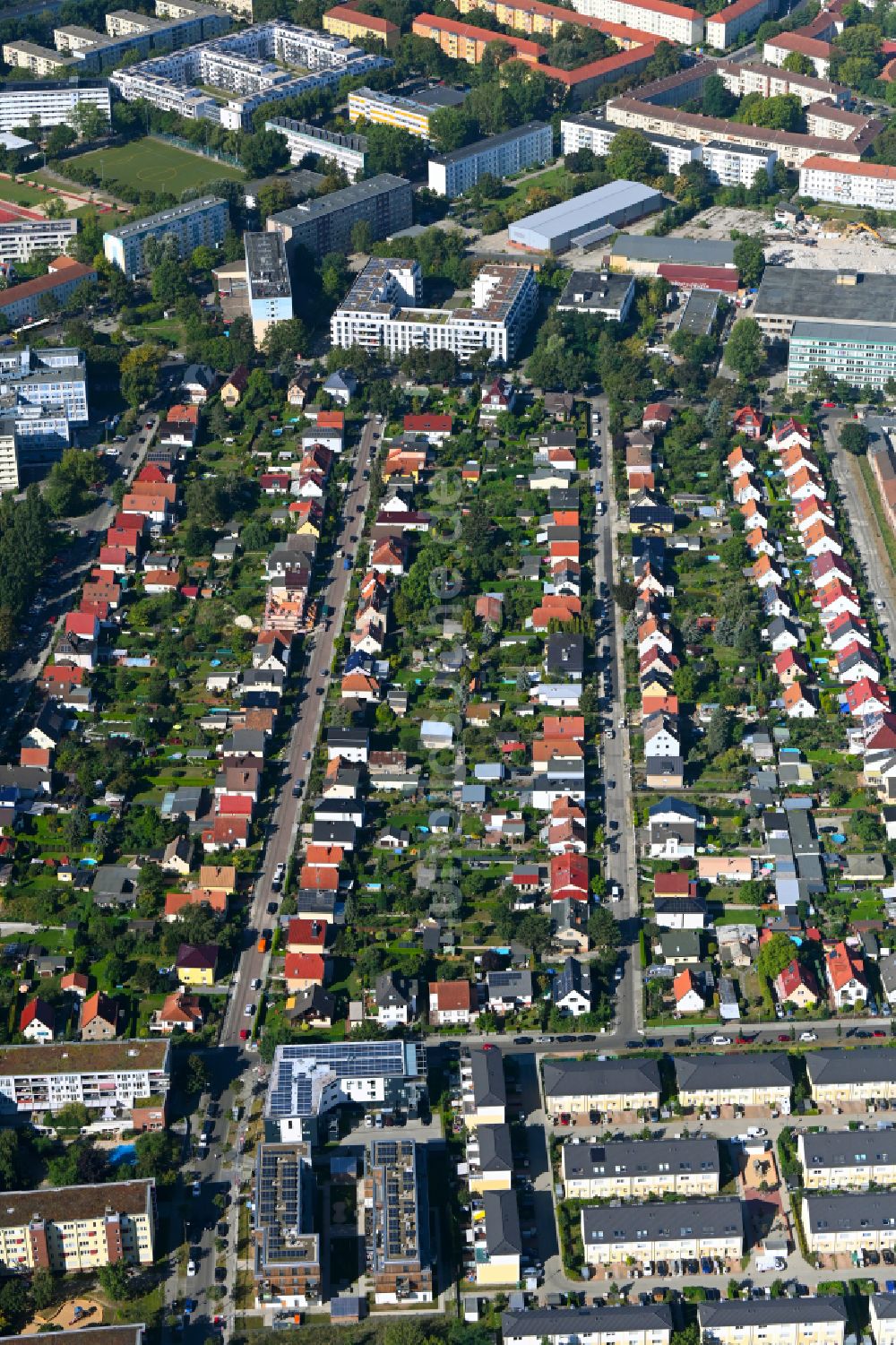Berlin von oben - Wohngebiet - Mischbebauung der Mehr- und Einfamilienhaussiedlung im Ortsteil Hohenschönhausen in Berlin, Deutschland