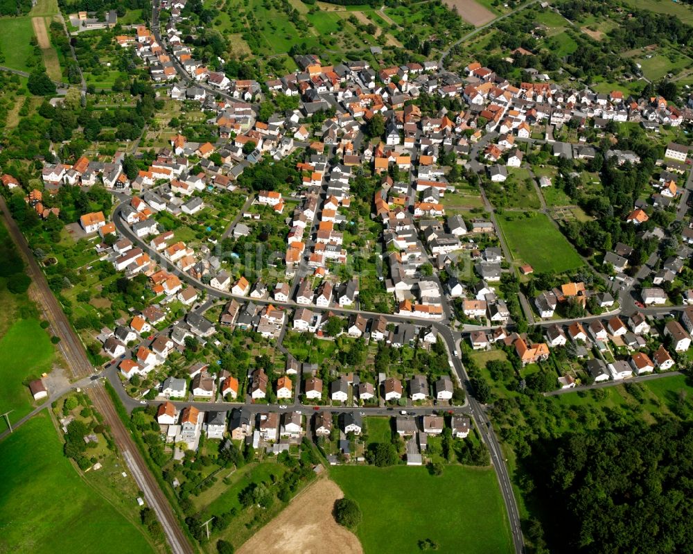 Rödgen von oben - Wohngebiet - Mischbebauung der Mehr- und Einfamilienhaussiedlung in Rödgen im Bundesland Hessen, Deutschland