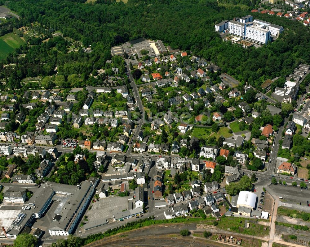 Staffel von oben - Wohngebiet - Mischbebauung der Mehr- und Einfamilienhaussiedlung in Staffel im Bundesland Hessen, Deutschland