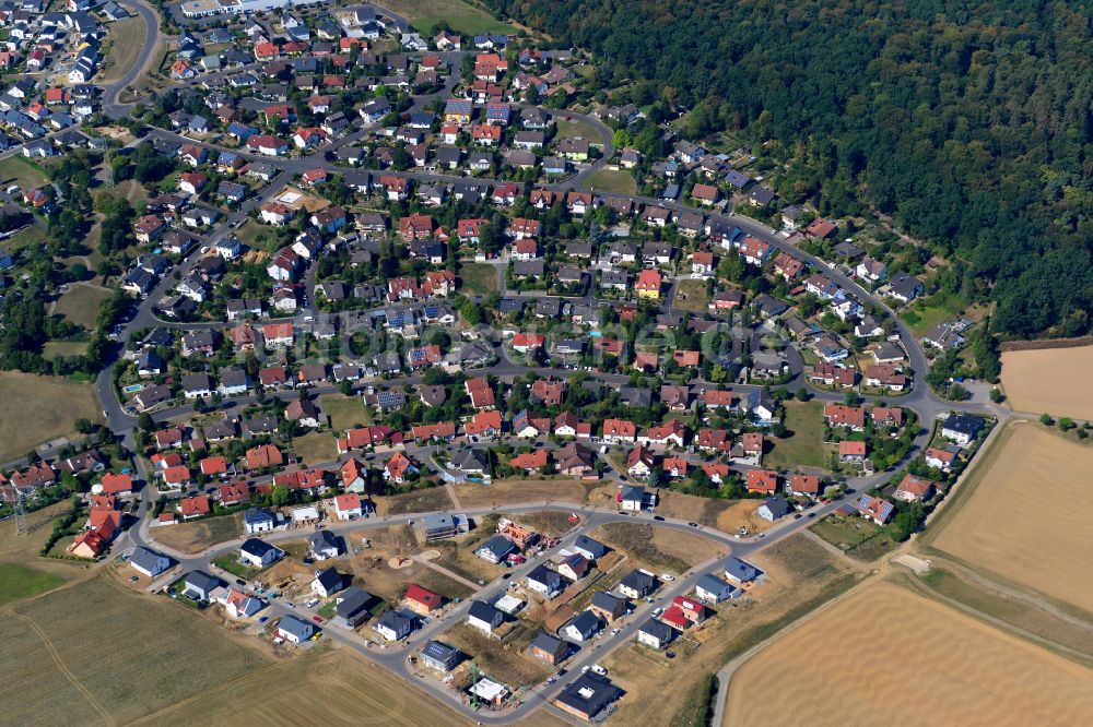 Luftaufnahme Waldbrunn - Wohngebiet - Mischbebauung der Mehr- und Einfamilienhaussiedlung in Waldbrunn im Bundesland Bayern, Deutschland