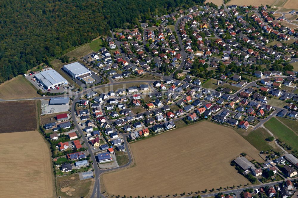 Waldbrunn aus der Vogelperspektive: Wohngebiet - Mischbebauung der Mehr- und Einfamilienhaussiedlung in Waldbrunn im Bundesland Bayern, Deutschland