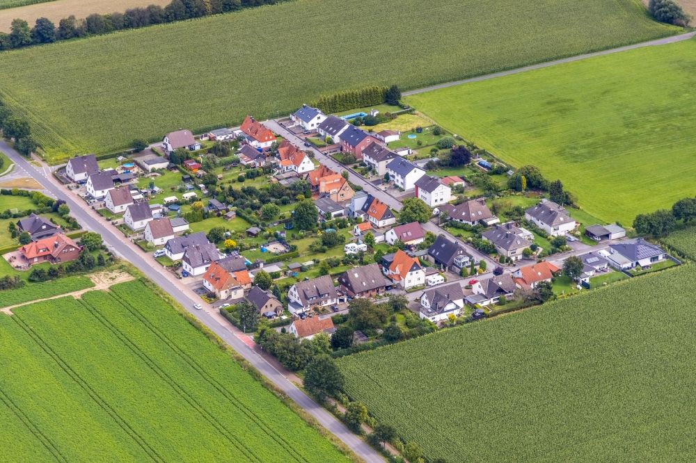 Luftaufnahme Warmen - Wohngebiet - Mischbebauung der Mehr- und Einfamilienhaussiedlung in Warmen im Bundesland Nordrhein-Westfalen, Deutschland
