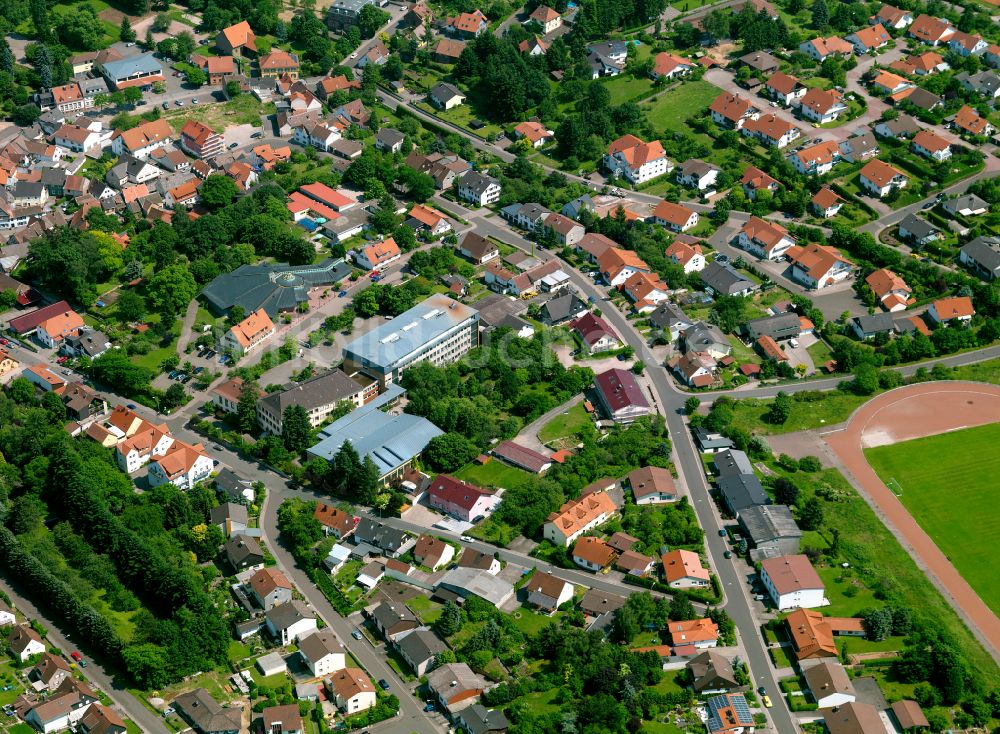 Luftaufnahme Winnweiler - Wohngebiet - Mischbebauung der Mehr- und Einfamilienhaussiedlung in Winnweiler im Bundesland Rheinland-Pfalz, Deutschland