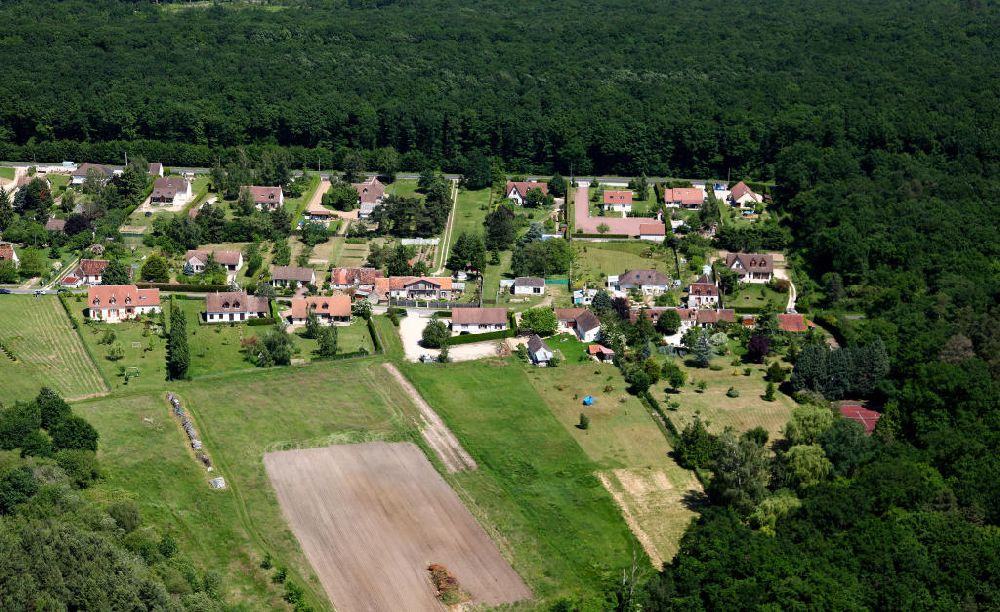 Luftaufnahme Mont-près-Chambord - Wohngebiet in Mont-prés-Chambord im Loiretal