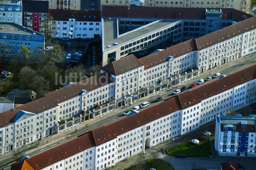 Dessau-Roßlau von oben - Wohngebiet einer Reihenhaus- Siedlung Albrechtstraße - Karlstraße - Lessingstraße - Kantstraße - Rabestraße in Dessau im Bundesland Sachsen-Anhalt, Deutschland