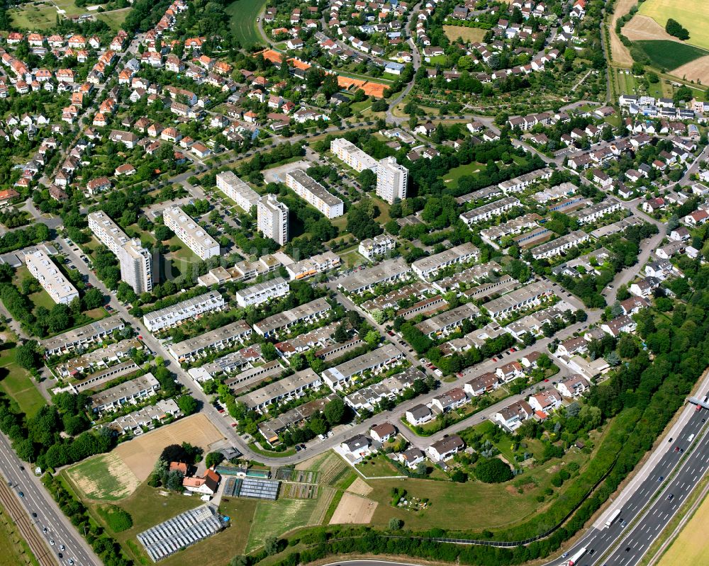 Luftaufnahme Karlsruhe - Wohngebiet einer Reihenhaus- Siedlung an der BAB A5 in Karlsruhe im Bundesland Baden-Württemberg, Deutschland