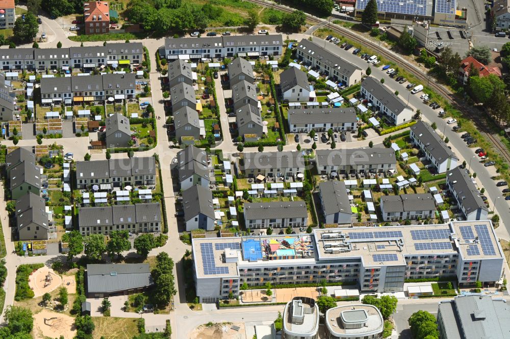 Luftbild Erlangen - Wohngebiet einer Reihenhaus- Siedlung mit Blick auf das Hotel Brucklyn Apartments in Erlangen im Bundesland Bayern, Deutschland