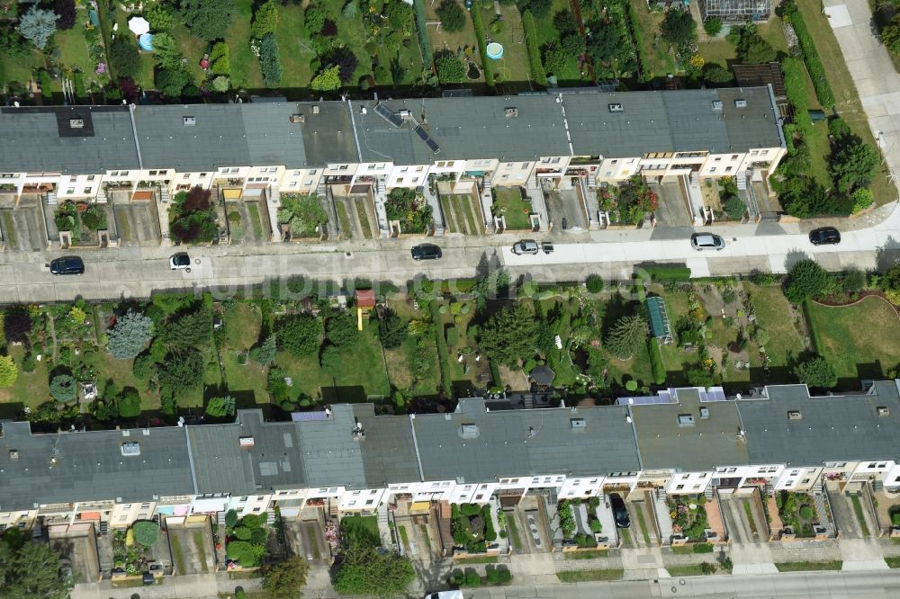 Luftbild Berlin - Wohngebiet einer Reihenhaus- Siedlung Blumberger Straße im Stadtteil Mahlsdorf in Berlin