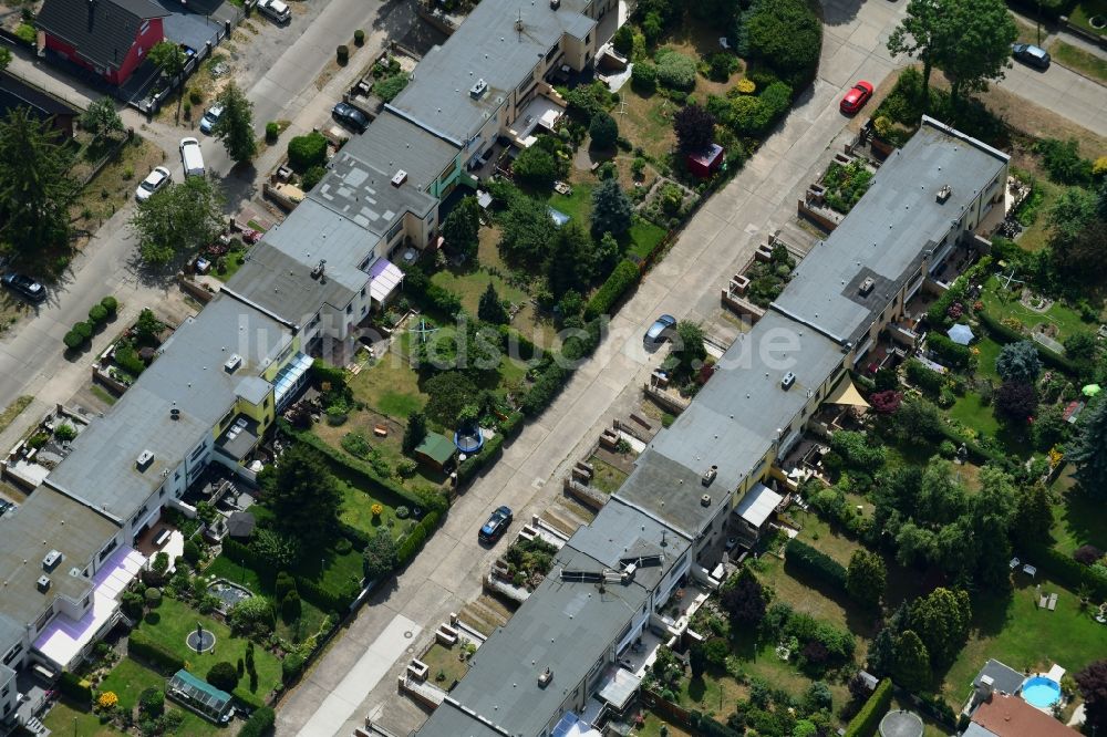 Luftaufnahme Berlin - Wohngebiet einer Reihenhaus- Siedlung Blumberger Straße im Stadtteil Mahlsdorf in Berlin