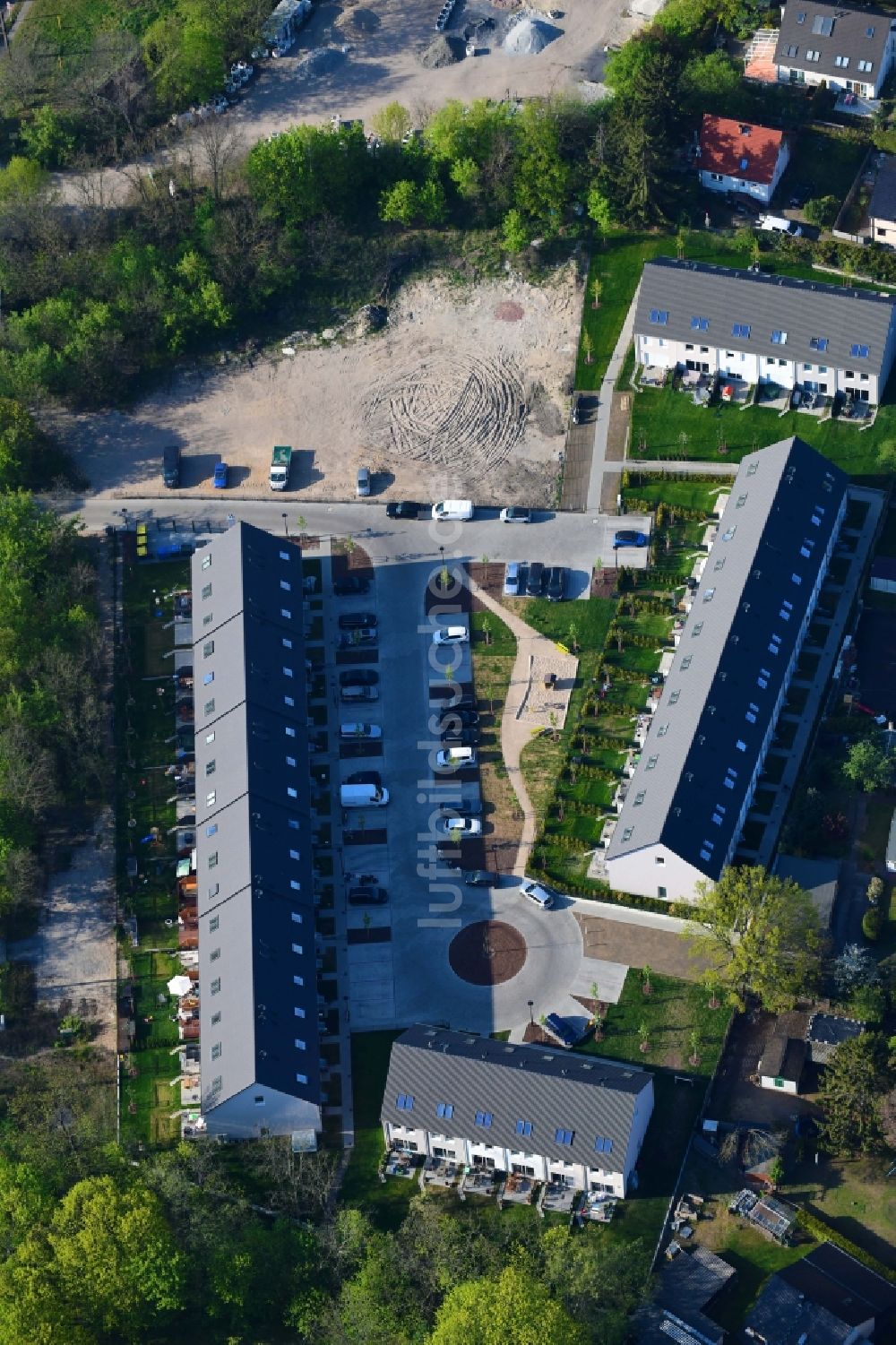 Luftbild Berlin - Wohngebiet einer Reihenhaus- Siedlung am Charlotte-von-Mahlsdorf-Ring im Ortsteil Mahlsdorf in Berlin, Deutschland