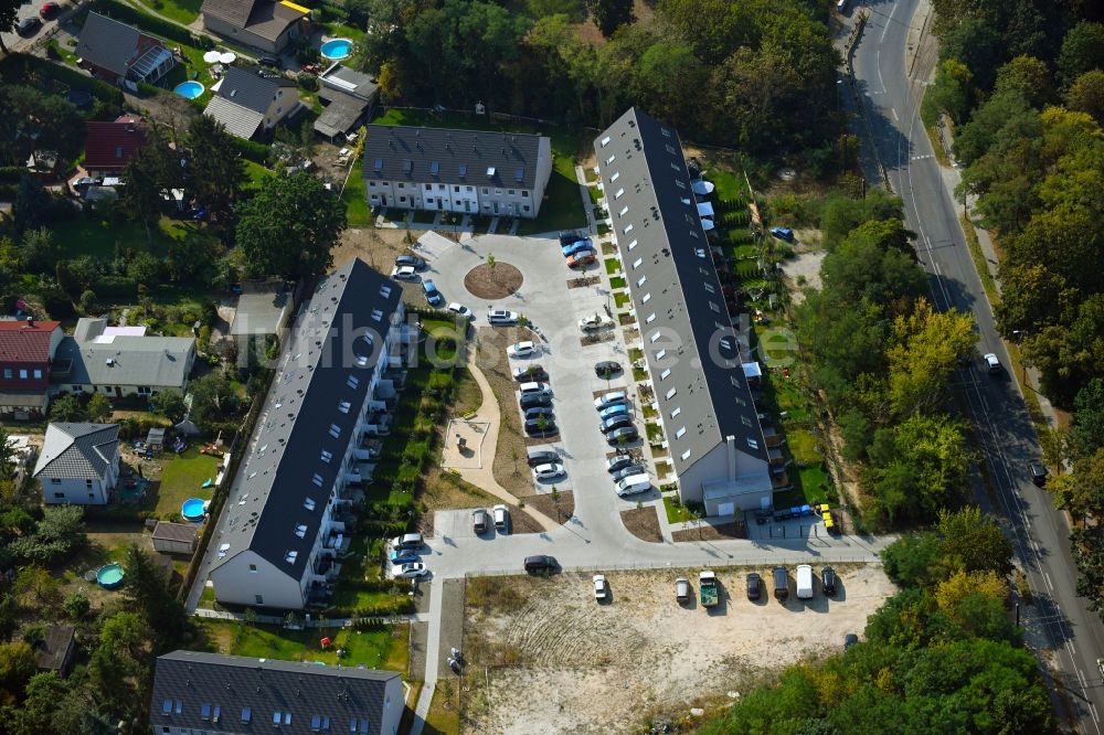 Luftbild Berlin - Wohngebiet einer Reihenhaus- Siedlung am Charlotte-von-Mahlsdorf-Ring im Ortsteil Mahlsdorf in Berlin, Deutschland