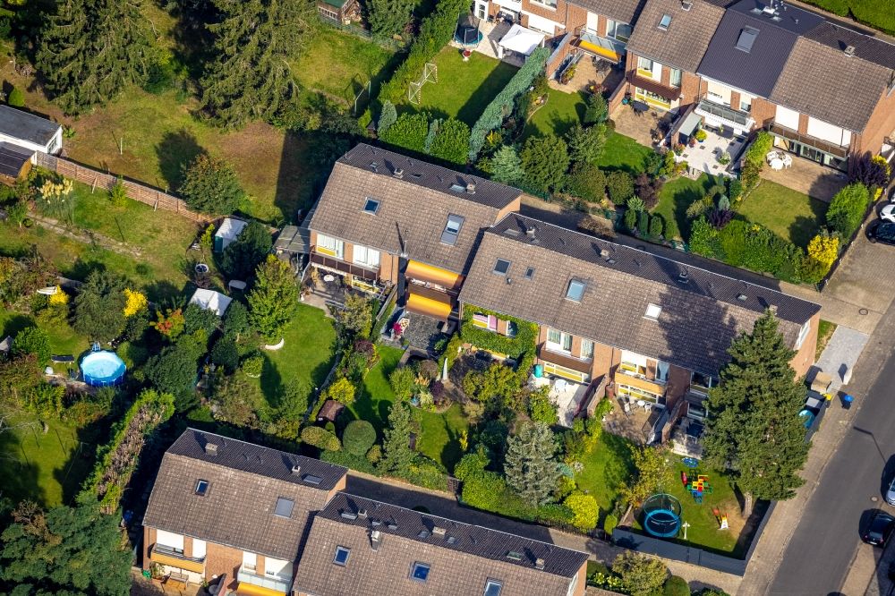 Luftaufnahme Düsseldorf - Wohngebiet einer Reihenhaus- Siedlung mit Einfamilienhäusern am Meisenweg in Düsseldorf im Bundesland Nordrhein-Westfalen, Deutschland