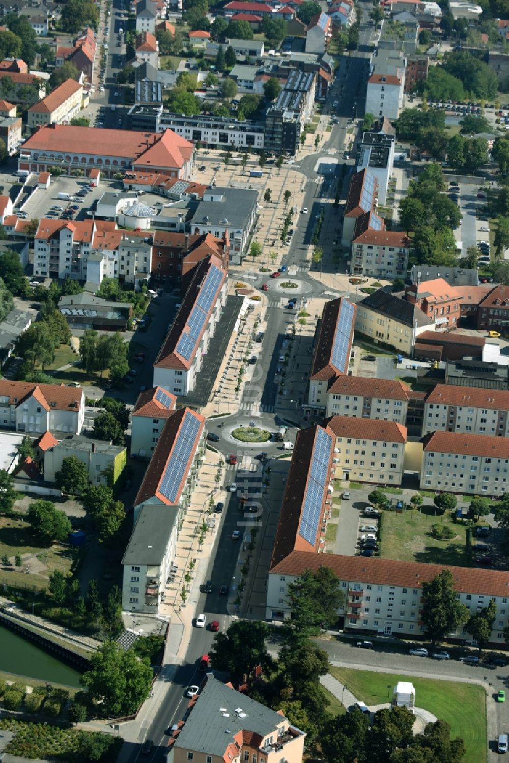 Luftbild Rathenow - Wohngebiet einer Reihenhaus- Siedlung entlang der Berliner Straße in Rathenow im Bundesland Brandenburg