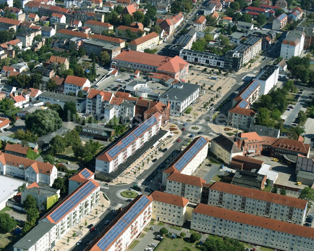 Rathenow von oben - Wohngebiet einer Reihenhaus- Siedlung entlang der Berliner Straße in Rathenow im Bundesland Brandenburg