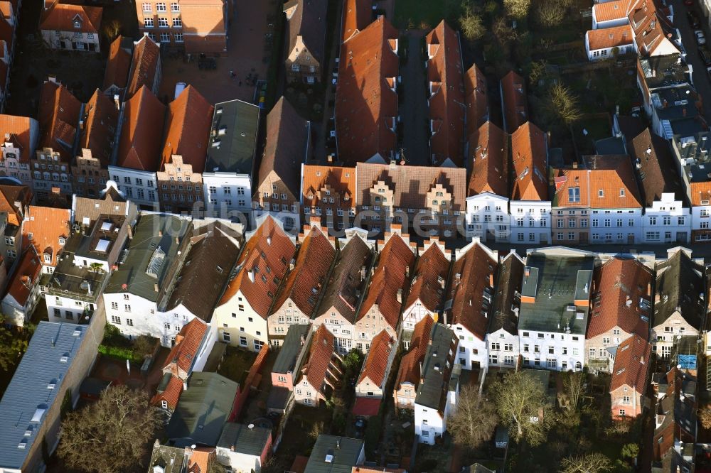 Luftaufnahme Lübeck - Wohngebiet einer Reihenhaus- Siedlung entlang der Glockengießerstraße im Ortsteil Altstadt in Lübeck im Bundesland Schleswig-Holstein, Deutschland