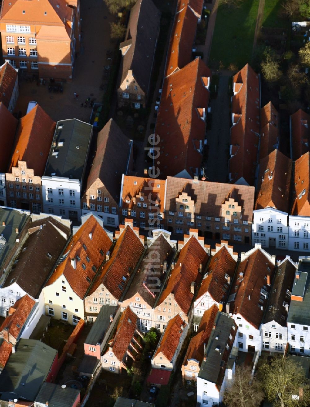 Lübeck von oben - Wohngebiet einer Reihenhaus- Siedlung entlang der Glockengießerstraße im Ortsteil Altstadt in Lübeck im Bundesland Schleswig-Holstein, Deutschland